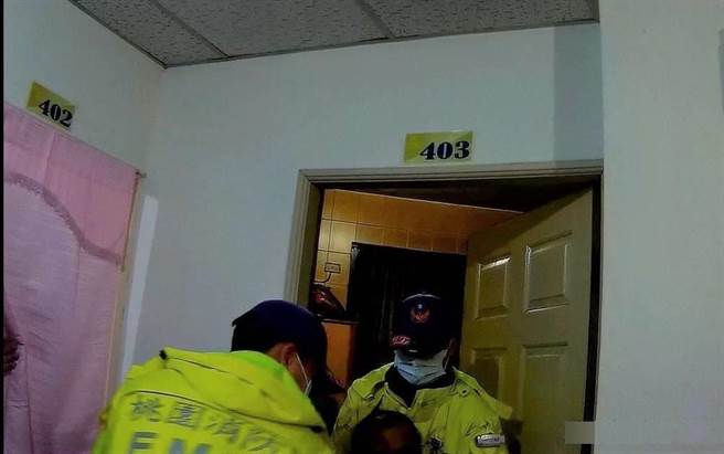 房东会同员警一同入门救援。（翻摄画面／蔡明亘桃园传真）