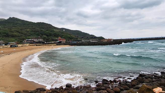 大武崙海滩海水呈现红色，谢国梁带着市府同仁赴现场了解状况。原来是海大正在进行离岸流研究，引起民眾担心。（基隆市政府提供／张志康基隆传真）