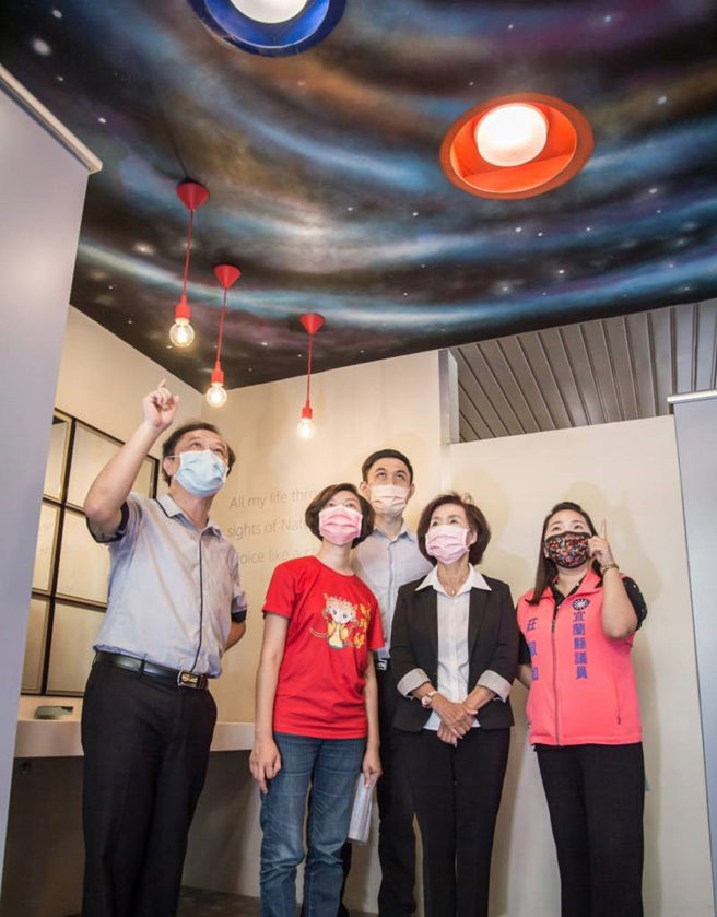 宜兰县国华国中厕所翻新设计融入学校课程特色，天花板彩绘八大行星，有如上了一堂天文课，运用多元材质、顏色及灯光变化，营造美学空间。(图／宜兰县政府教育处提供)

