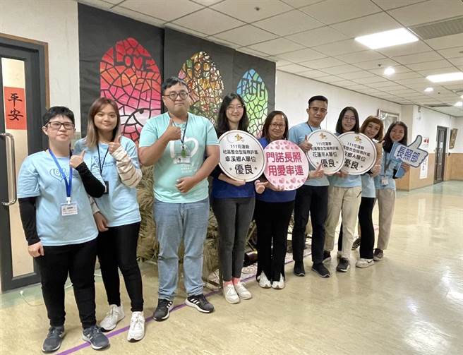 花莲门诺医院承办的花莲市、吉安乡、卓溪乡等3个乡镇整合型服务中心（A单位），今年荣获花莲县卫生局社区整体照顾服务评鑑结果「优良」殊荣，实属不易。（门诺医院提供／罗亦晽花莲传真）