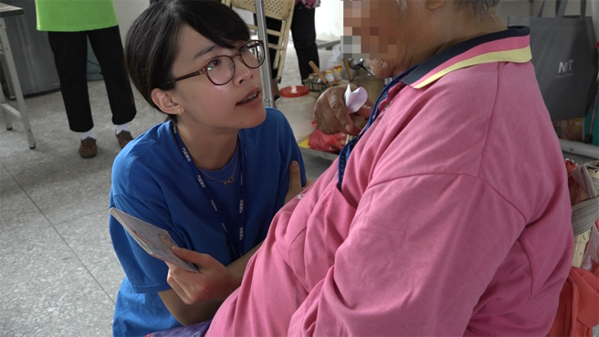 花莲门诺医院承办的A单位人员透过倾听、替需求者设身处地着想，让需求者得到最适切的服务及照顾。（门诺医院提供／罗亦晽花莲传真）