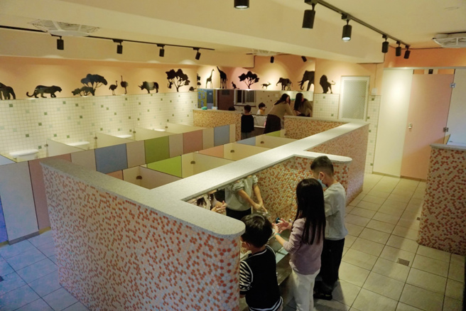 宜兰县幼儿园厕所改善工程以合于幼童身形，全区无障碍兼顾止滑功能，设计明亮通风富有童趣。
(图／宜兰县政府教育处提供)
