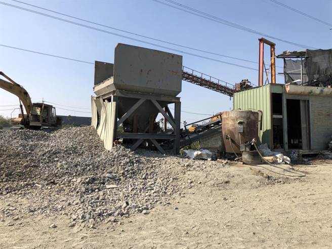 年约20岁的越南籍罗姓男子，中午12时在仁武区仁安三巷某一砂石场操作砂石场内机器时，欲捡拾掉落之垃圾，不明原因手臂意外遭卷入，事故发生原因尚待厘清。(警方提供／林雅惠传真)