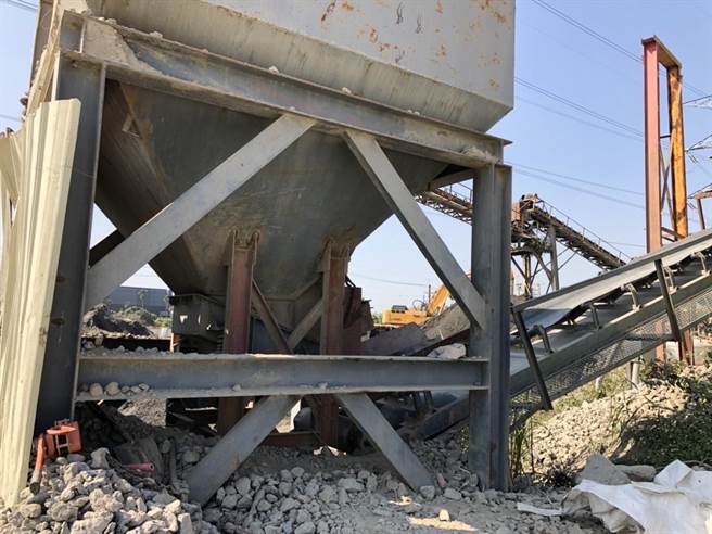 年约20岁的越南籍罗姓男子，中午12时在仁武区仁安三巷某一砂石场操作砂石场内机器时，欲捡拾掉落之垃圾，不明原因手臂意外遭卷入，事故发生原因尚待厘清。(警方提供／林雅惠传真)