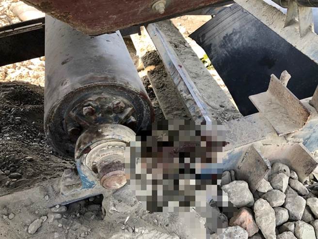 年约20岁的越南籍罗姓男子，中午12时在仁武区仁安三巷某一砂石场操作砂石场内机器时，欲捡拾掉落之垃圾，不明原因手臂意外遭卷入，事故发生原因尚待厘清。(警方提供／林雅惠传真)