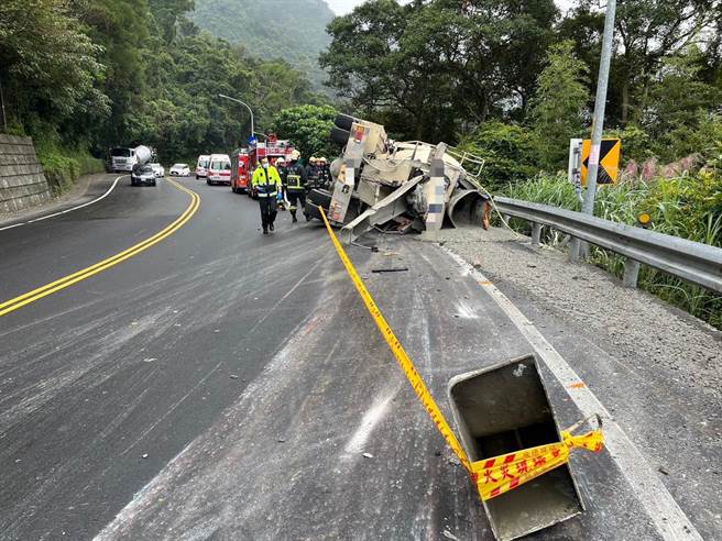 新店新乌路发生水泥预拌车翻车事故。（警方提供）
