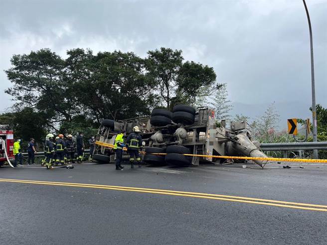 新店新乌路发生水泥预拌车翻车事故。（警方提供）