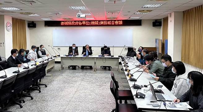 旅游处长报告有关明年花火节的时程与计画，获得澎湖县长陈光復的大力支持，并指示尽速办理招标，以方便观光业者提前行销招揽生意。（旅游处提供）