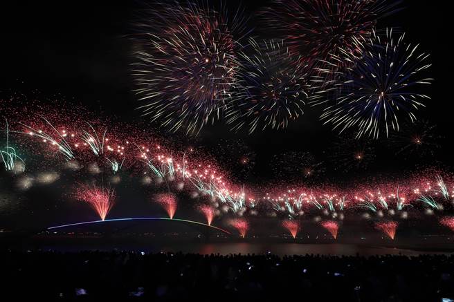 明年花火节总计规划21场次，无人机台数也加码到平日场每场700台，开闭幕900台，烟火施放每场10分钟，打造超越过往的烟火秀。（张茂雄摄）