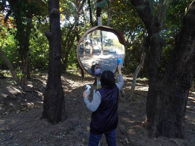 南市民政局和各区公所完成1367面反射镜清洁，维护民眾用路与行车平安。(台南市政府提供／曹婷婷台南传真)