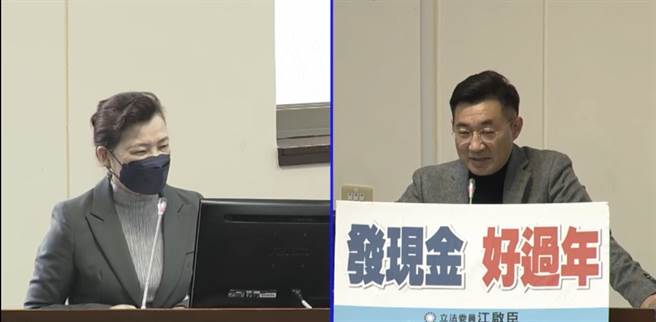 全年税收超徵4500亿，立委今高喊「还税于民」，还问经济部长王美花(左)支不支持？王只有苦笑摇头。(图／撷取自立院)