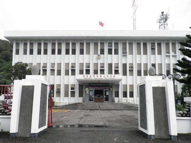 台东县警察局大武分局大武派出所林姓男警日前跟骚女同事，还抢夺所长配枪。（摘自大武分局脸书）