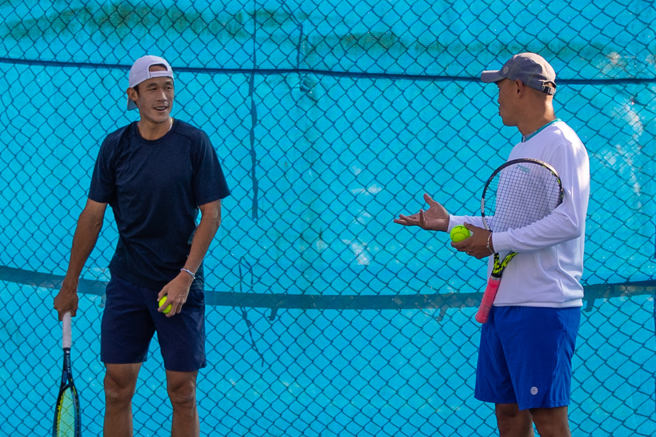 职业网球选手庄吉生（左）与菁英选手训练站总教练张孝雍（右）。（海硕整合行销提供）