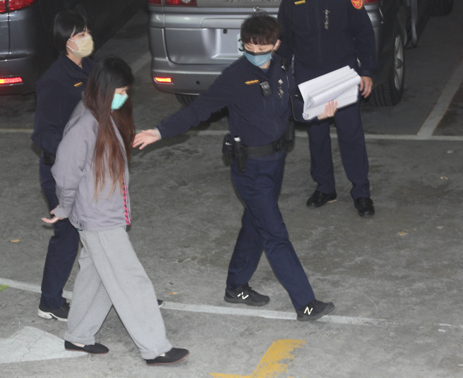 台版柬埔寨案，士林地檢署日前偵結起訴，主嫌「S姐」傅榆藺（左二）等人28日移審士林地院。（張鎧乙攝）