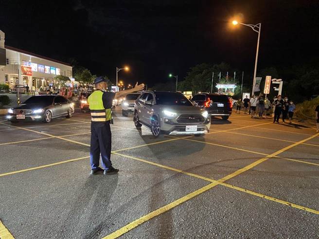 元旦连假迎出游人潮，屏警将加强交通疏导。(警方提供)