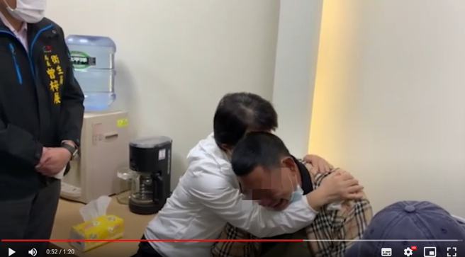 台中市市长卢秀燕（中）率领卫生局局长曾梓展等人，前往慰问李姓死者父亲。（图／本报系影音截图）