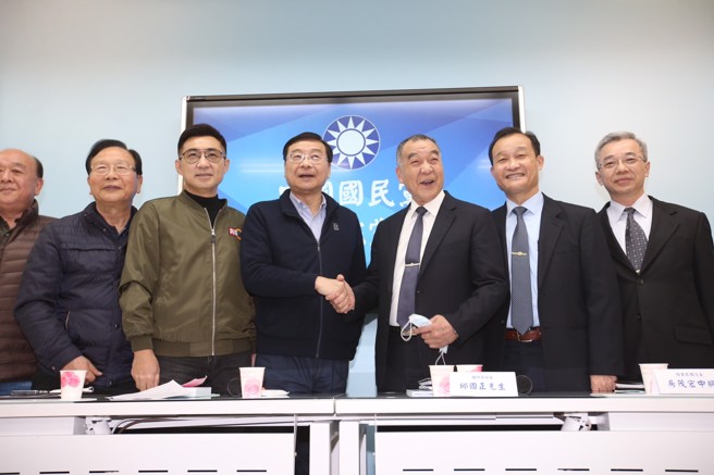 国防部长邱国正28日拜会国民党立法院党团，说明「兵役延长一年」案，并与党团总召曾铭宗等人交换意见。（姚志平摄）