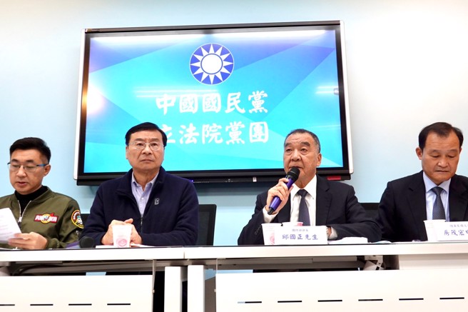 国防部长邱国正28日拜会国民党立法院党团，说明「兵役延长一年」案，并与党团总召曾铭宗等人交换意见。（姚志平摄）