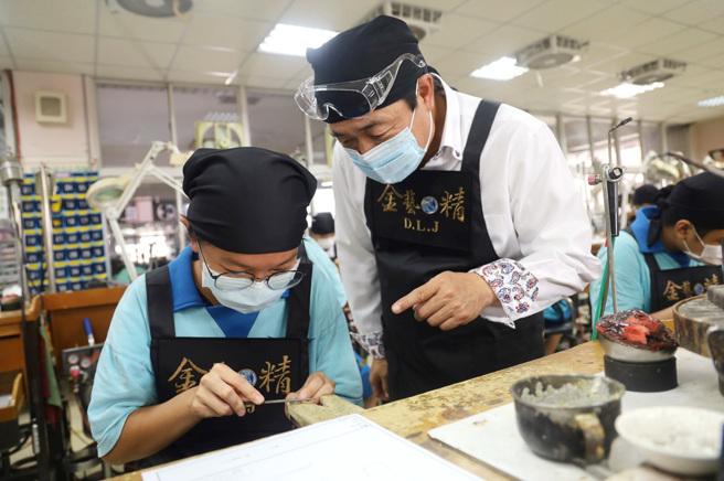 珠宝金工班课程让学生从试探职能、传承资深业师技术并能进一步专研技术能力。（图／新北市教育局提供）
