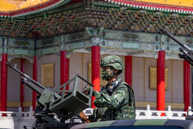 義務役將要延長，引起網友們討論。（圖／shutterstock）