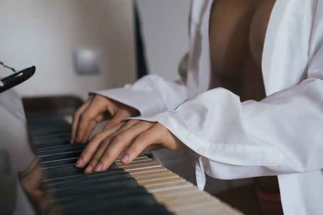 「钢琴女神」小P（Pan Piano）近日模仿峮峮，引发话题。示意图非本人。（图／达志影像）