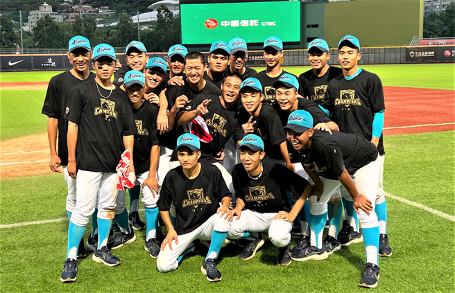 穀保家商今年在蔡明堂領隊及周宗志等多位教練的率領之下，10月30日初登板，一路勢如破竹，皆以懸殊的比數於單敗淘汰的賽制中壓倒性獲勝，最終場以5比0奪下隊史黑豹旗第3冠。(照片/新北市教育局提供)