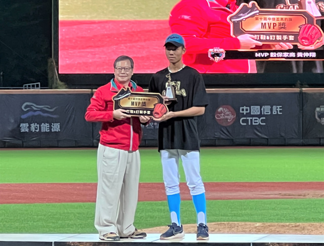 強投高二生黃仲翔繳出93球完封勝，獲得大會最有價值球員（MVP）獎。(照片/新北市教育局提供)