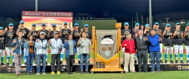 穀保家商青棒代表隊勇奪第10屆黑豹旗全國高中棒球大賽隊史第3冠，青棒隊特別帶著冠軍金盃於今（28）日在市政會議獻獎。(照片/新北市教育局提供)