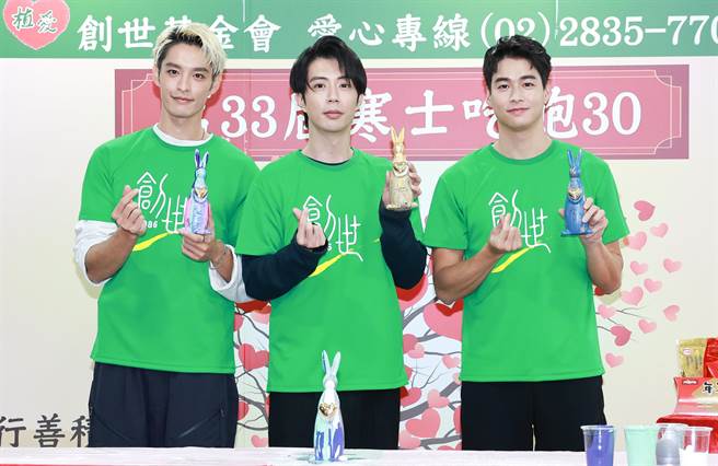 小杰（中）出席公益活动，被问到好友敖犬的感情。（陈俊吉摄）