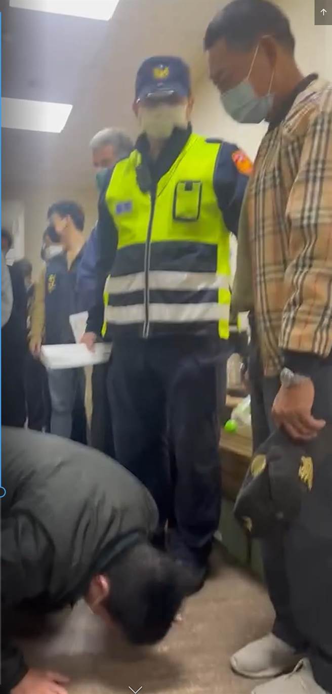 伊拉克籍男子Azeez与台湾籍妻子李女带1岁儿子深夜过马路，遭公车撞击母婴双亡，肇事司机到医院向家属下跪致歉。（民眾提供）