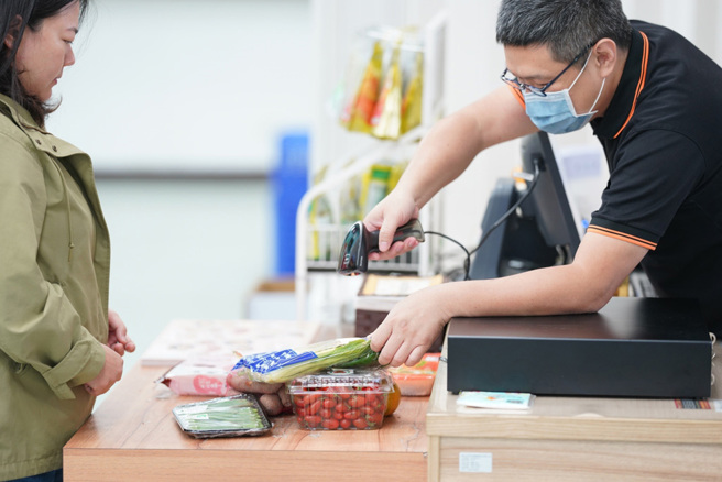 加入Line社群，可立即收到每日最新鮮的蔬果團購訊息。(圖／新北市果菜公司)
