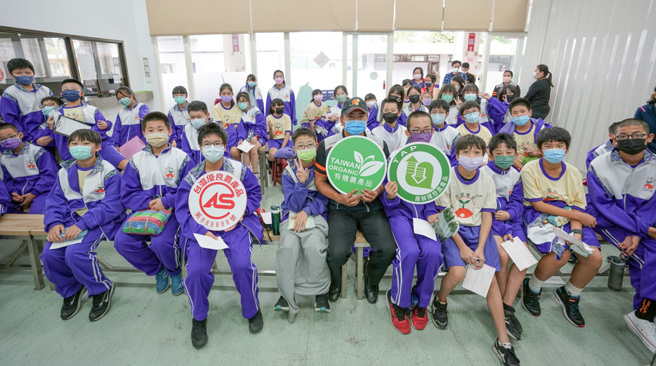 「食農小學堂」開辦以來已有近500名學童參加。(圖／新北市果菜公司)

