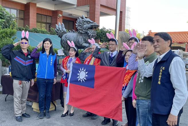 草屯镇公所与狮子会合办「2023元旦升旗将军步道亲子健行」活动，28日在草屯镇陈府将军庙举行宣传记者会。（杨静茹摄）