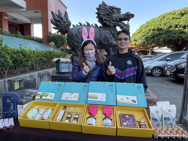 2023元旦升旗将军步道亲子健行活动当天，草屯镇青农李伦德、黄怡儒等人将摆摊贩售农特产品。（杨静茹摄）