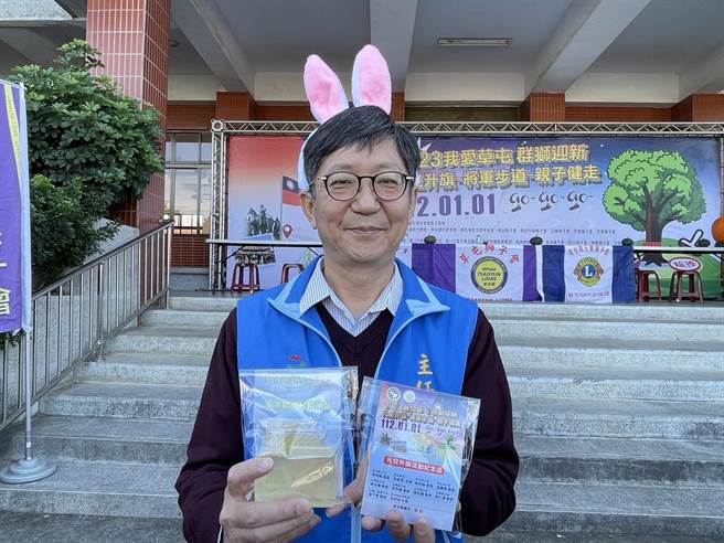 草屯镇公所秘书长朱鸿森说，中途于人乘寺南埔精舍可领取手工皂作为奖励品。（杨静茹摄）