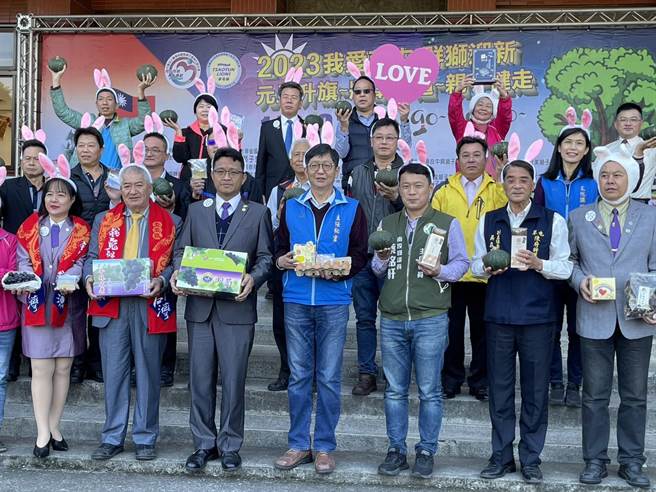 草屯镇公所与7个区狮子会合办的「元旦升旗亲子健行」，获选全台十大特色升旗活动。（杨静茹摄）