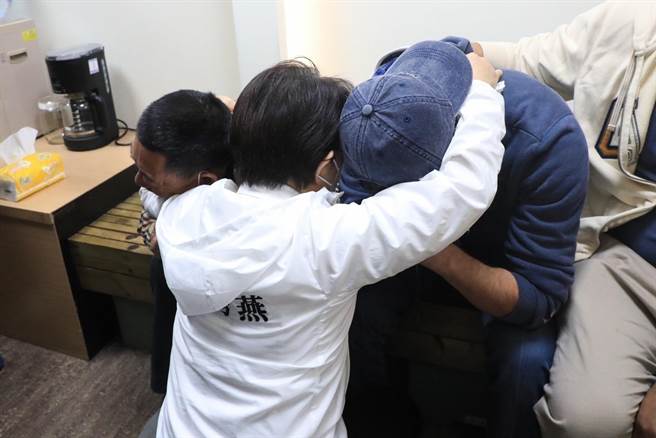 中市发生公车撞死母子悲剧，台中市长卢秀燕到医院探视家属，抱着家属不断安慰，允诺一定会厘清责任、全力协助。（台中市府提供／陈淑芬台中传真）