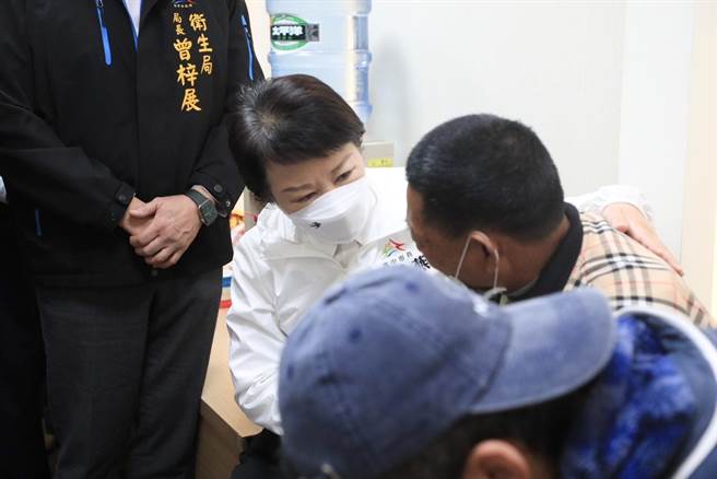 中市发生公车撞死母子悲剧，台中市长卢秀燕到医院探视家属，允诺一定会厘清责任、全力协助。（台中市府提供／陈淑芬台中传真）