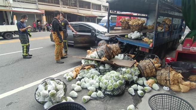 台東省道台9線太麻里三和路段今天下午發生轎車追撞路邊貨車的意外。（讀者提供／蔡旻妤台東傳真）