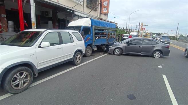 台東省道台9線太麻里三和路段今天下午發生轎車追撞路邊貨車的意外。（讀者提供／蔡旻妤台東傳真）