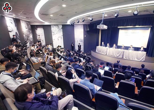 國發會及環保署舉行「淨零轉型之階段目標及關鍵戰略」記者會，國發會主委龔明鑫表示淨零轉型非做不可，也要兼顧公正轉型。（范揚光攝）