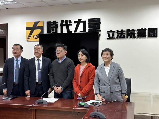 国防部长邱国正28日率多名国军高层向在野党团报告，在时代力量场次时，他提到明年将少量试办女性教召。（黄婉婷摄）