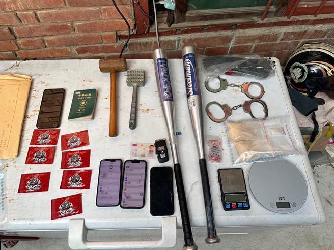 疑因車輛買賣中古車業務與陳姓男子發生糾紛，兩度遭押走又自行脫逃，新店警分局深入追查，查出竹聯幫明仁會分子涉案，警方查扣作案工具、毒品等證物。（警方提供）