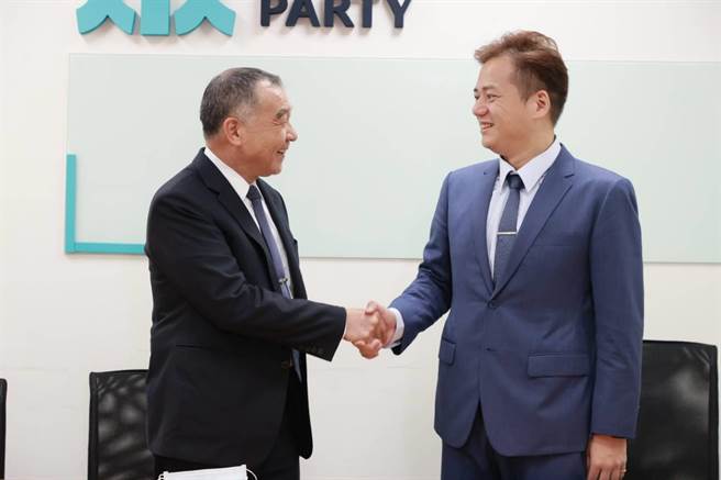 民眾黨立法院黨團總召邱臣遠表示黨團支持兵役延長改革的主張，但蔡英文總統宣布後才請國防部向在野溝通，他認為此舉並未謙卑面對民意。（黃婉婷攝）