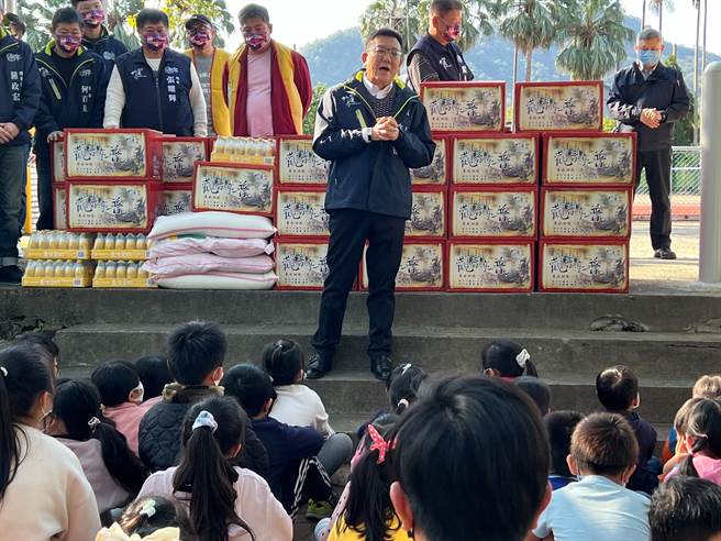 許修睿帶領「達摩慈善功德會」成員，到新竹縣後山偏遠地區教養院和國小，發送民生物資。（竹蓮寺提供／陳育賢新竹傳真）