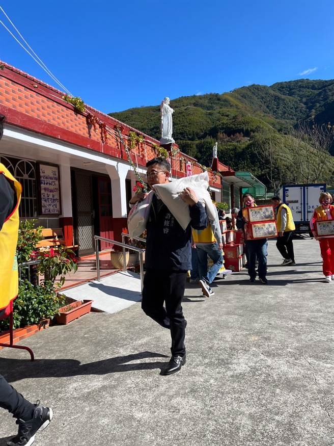 許修睿帶領「達摩慈善功德會」成員，到新竹縣後山偏遠地區教養院和國小，發送民生物資。（竹蓮寺提供／陳育賢新竹傳真）
