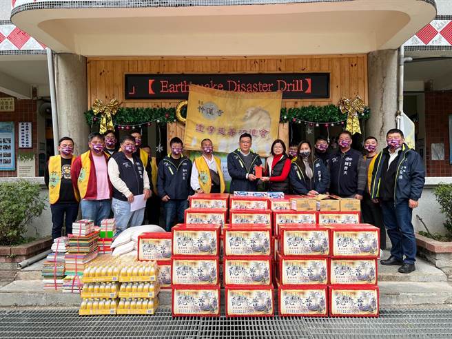 許修睿（中）帶領「達摩慈善功德會」成員，到新竹縣後山偏遠地區教養院和國小，發送民生物資。（竹蓮寺提供／陳育賢新竹傳真）