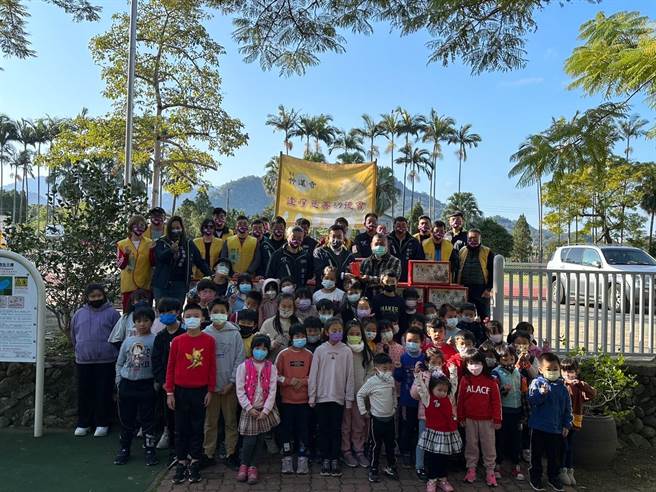 許修睿帶領「達摩慈善功德會」成員，到新竹縣後山偏遠地區教養院和國小，發送民生物資。（竹蓮寺提供／陳育賢新竹傳真）