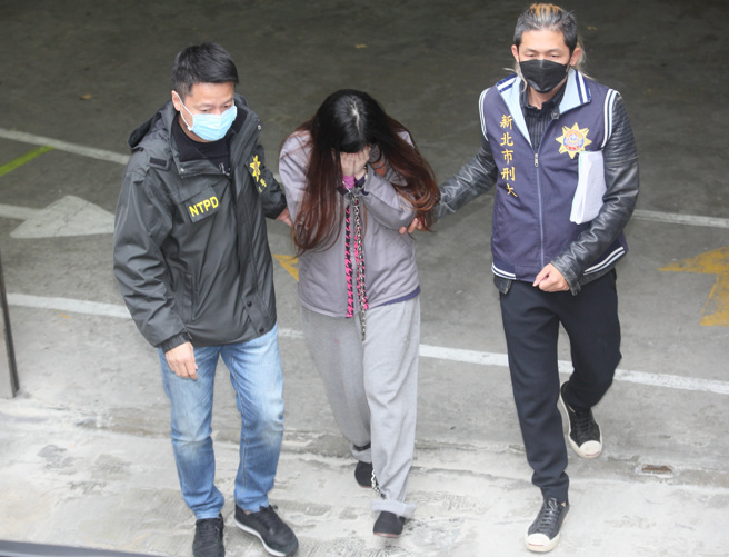 台版柬埔寨案，主嫌「S姐」傅榆藺（中）等人28日移審士林地院，庭訊結束後還押看守所。（張鎧乙攝）