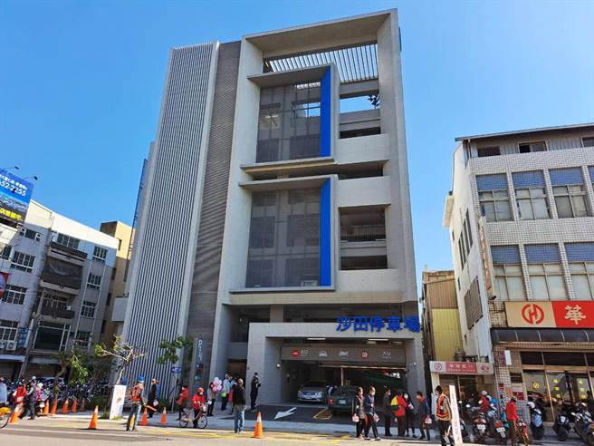 沙鹿區沙田立體停車場26日才啟用，免費提供民眾停車到明年2月底！(陳世宗攝)